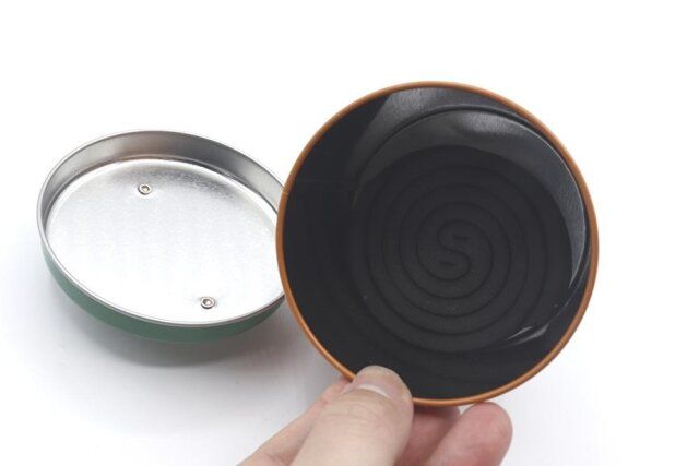セリアの蓋付ブリキポットEG Bはミニサイズの蚊取り線香入れにぴったり
