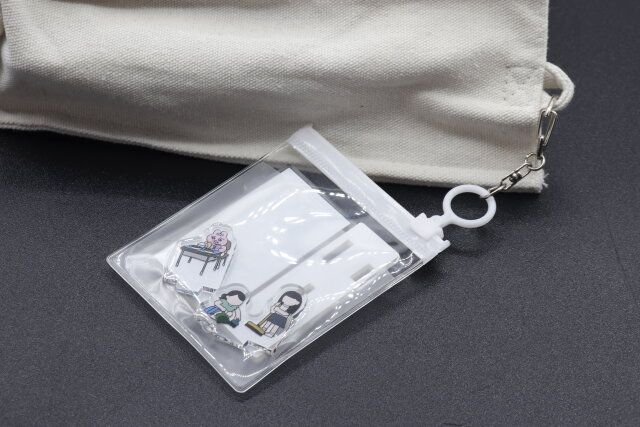 キャンドゥのアクスタ用ケース ミニをバッグにつけた様子