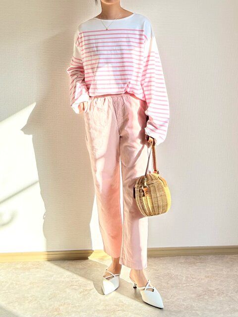 ユニクロコットンリラックスアンクルパンツとバスクシャツのワンマイルコーデ