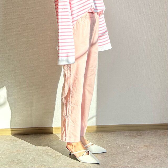 ユニクロコットンリラックスアンクルパンツのサイドアングル