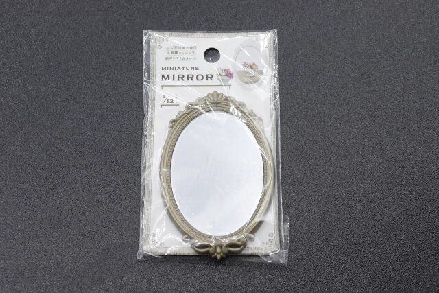 セリアのミニチュア ウォールミラー オーバルのパッケージ