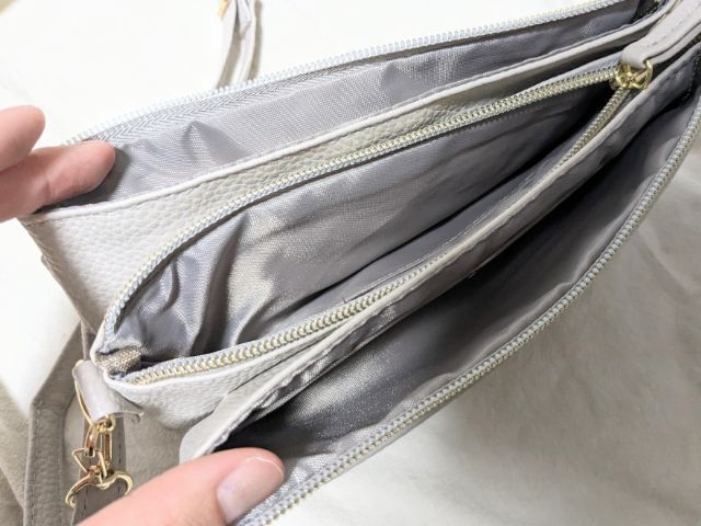 お財布機能のファスナー開けたところ