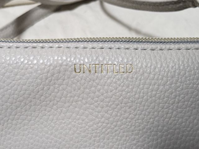 ゴールドのブランドロゴ