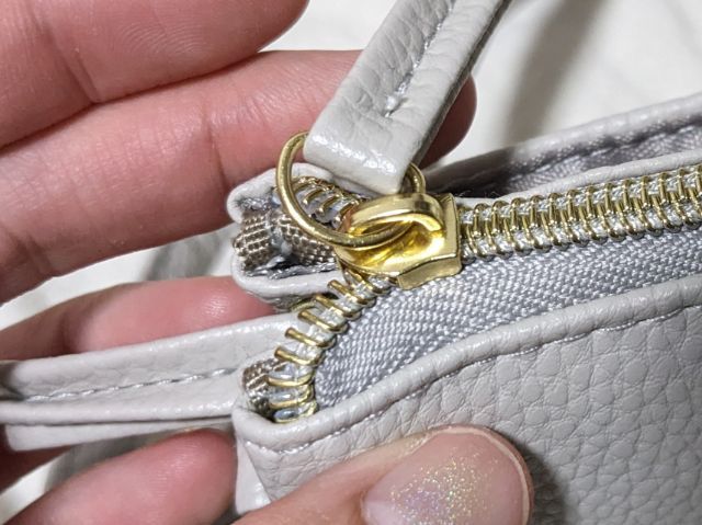 お財布機能のファスナー