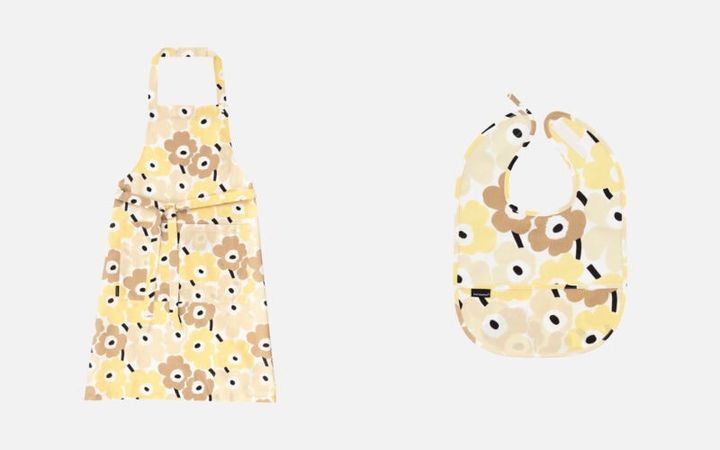 （左）日本限定 エプロン￥8,800 （右）日本限定 ビブ￥5,500