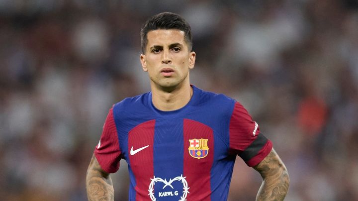 バルサDFカンセロ、ファンバステンと元バルサ選手が批判 「29歳なのに」「ペップが嫌う理由が分かった」