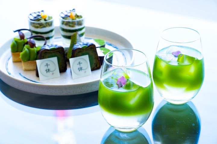 千休の抹茶を使ったウエルカムドリンク“さわやか”とともに
