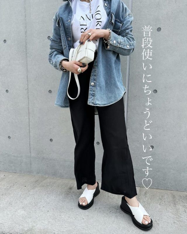 UNIQLO「プラットフォームサンダルコーデの女性1」