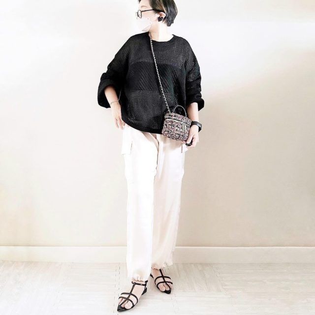 KOBE「Tストラップコーデの女性2」