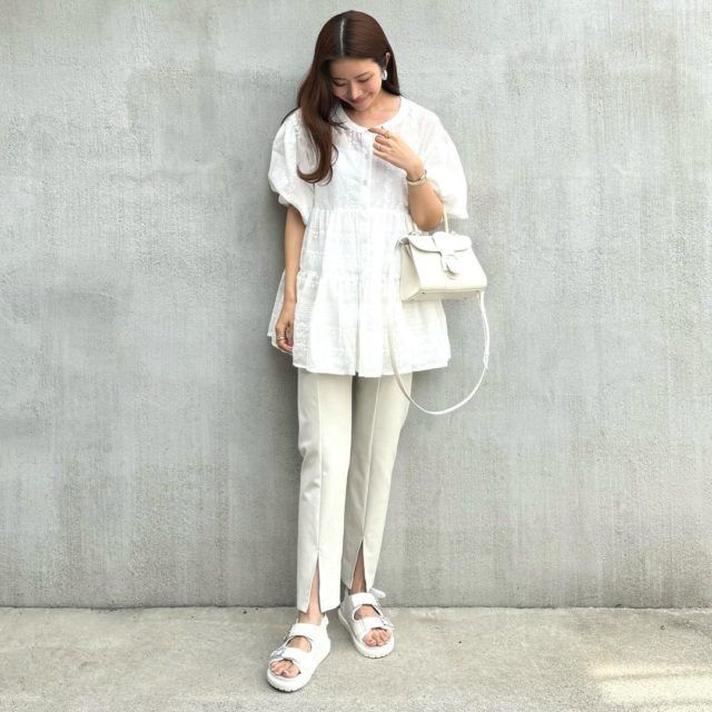 KOBE「ビジューベルトサンダルコーデの女性」