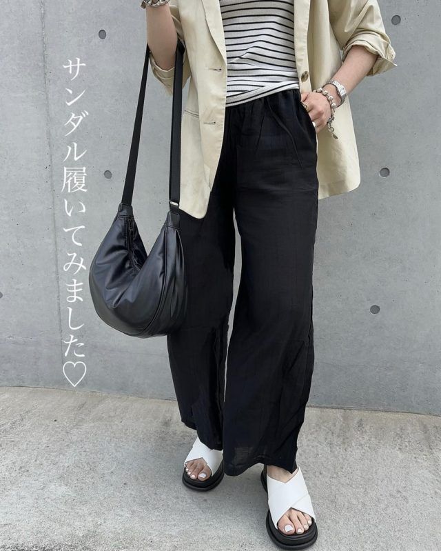 UNIQLO「プラットフォームサンダルコーデの女性2」
