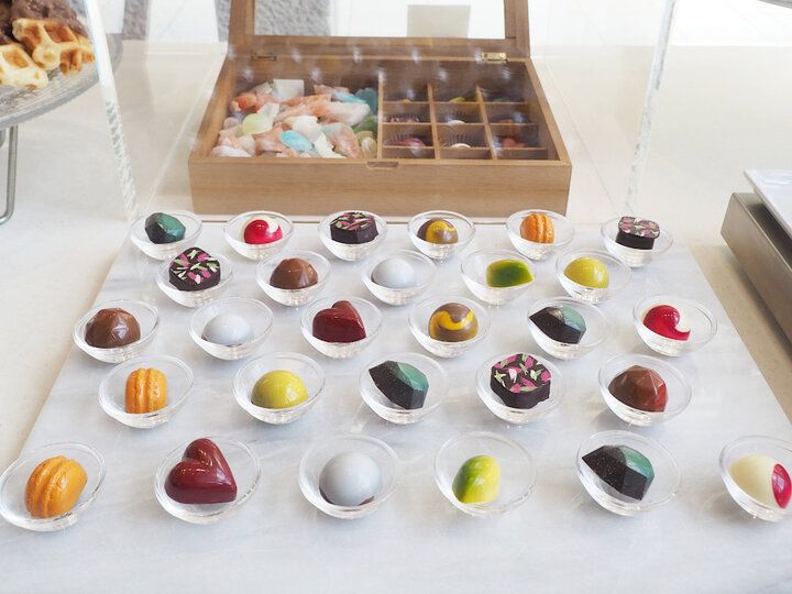 ジュエリースイーツビュッフェに心ときめく♪ 箱根ラリック美術館併設のレストラン「箱根 エモア・テラス」