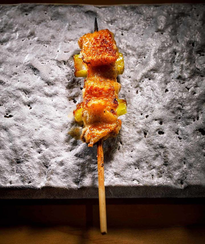 目黒『黒さつま鶏 煉火』の「手羽のネギ巻き」