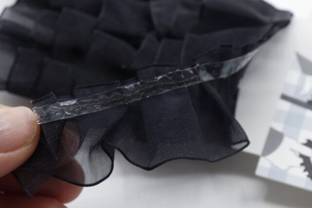 ダイソーの両面テープ付リボン ブラックは両面テープ付き