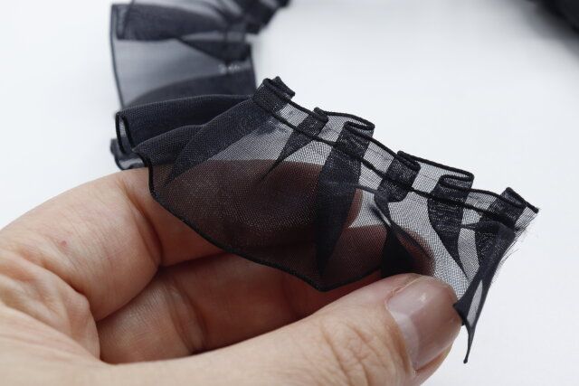 ダイソーの両面テープ付リボン ブラックのフリル