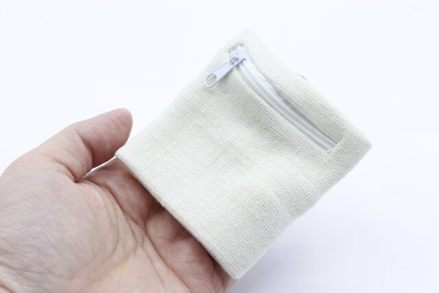 セリアのリストバンドポーチのデザイン