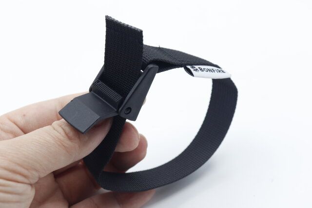 セリアのアウトドア 簡単タイテープ ブライトカラー