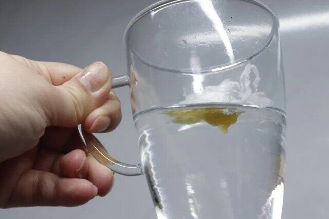 ダイソーのナノ繊維の油吸着材のわたぐもは水をはじく