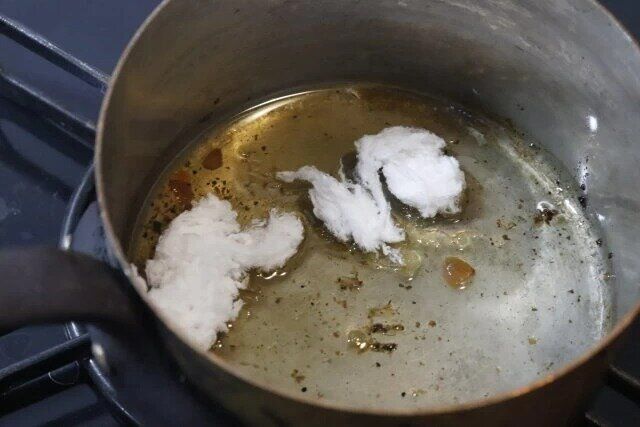 ダイソーのナノ繊維の油吸着材のわたぐもで油を吸わせる