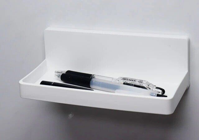 ダイソーのマグネット付きのフリートレーを壁に付けている