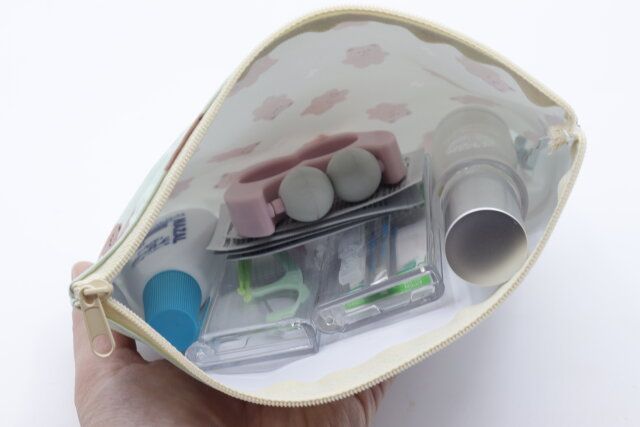 ダイソーのナチュラルガーリー ミニスクエアポーチに小物を収納