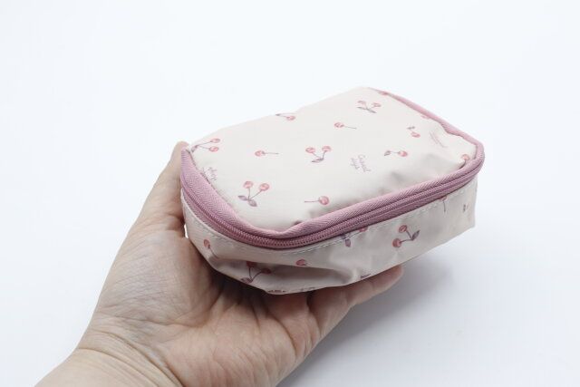 ダイソーのナチュラルガーリー ミニスクエアポーチ