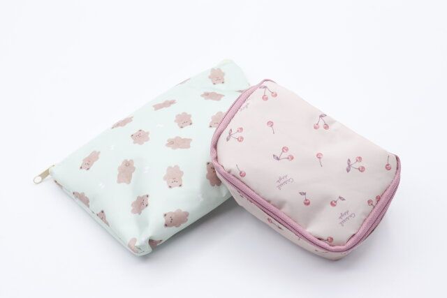 ダイソーのナチュラルガーリーシリーズのフリーケース マチ付とミニスクエアポーチ