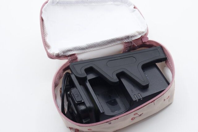 ダイソーのナチュラルガーリー ミニスクエアポーチにガジェットを収納