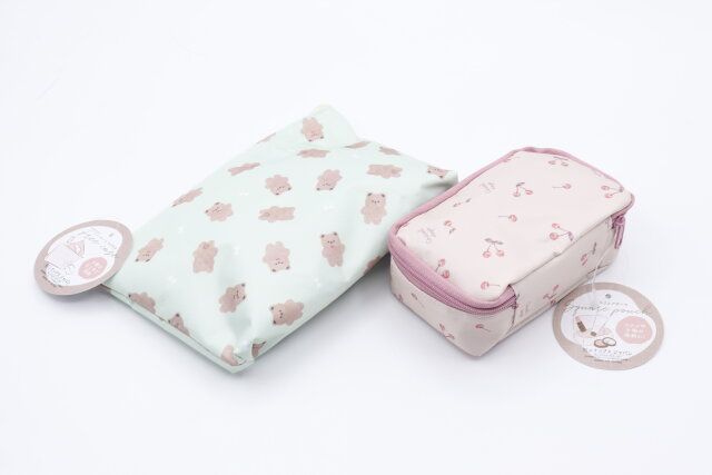 ダイソーのナチュラルガーリーシリーズのフリーケース マチ付とミニスクエアポーチと商品タグ