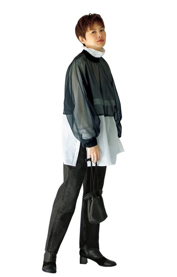 ブラックデニムコーデ 大人のシアートップス スタイル