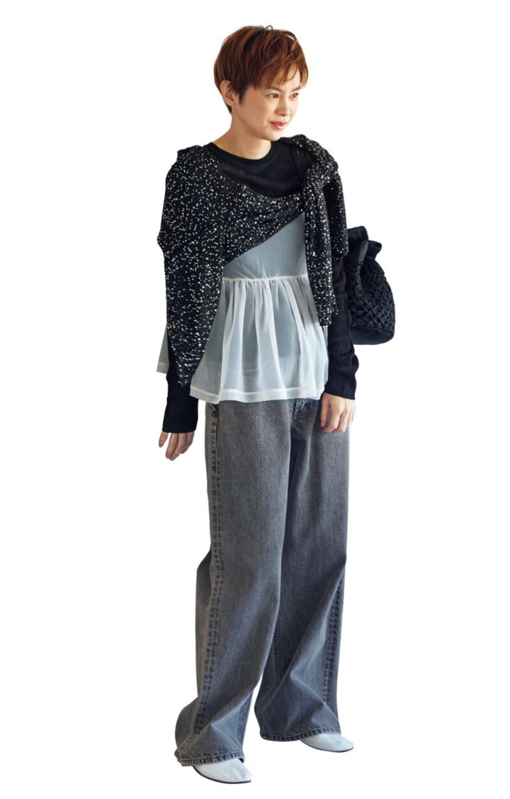 ブラックデニムコーデ フリルトップスの甘辛コーデ