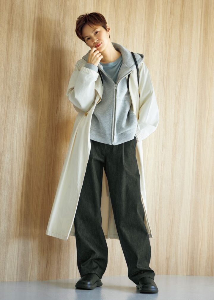 ブラックデニムコーデ パーカー合わせの洗練スタイル