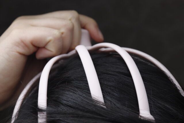 スリーピーのツボ押しスカルプケアを使用する様子