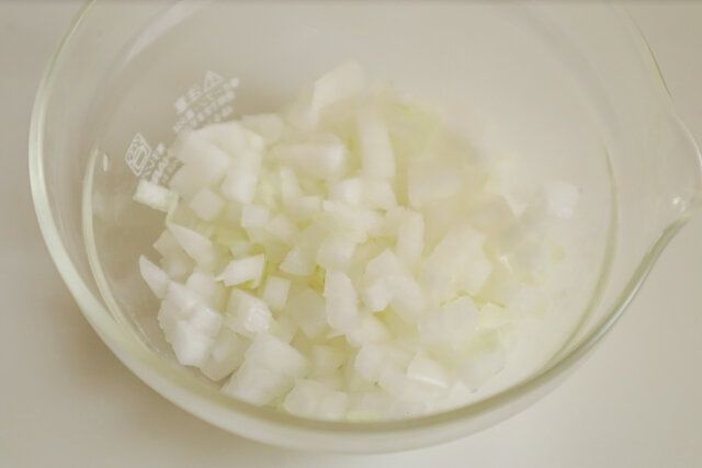 おからナゲット レシピ たまねぎを刻む