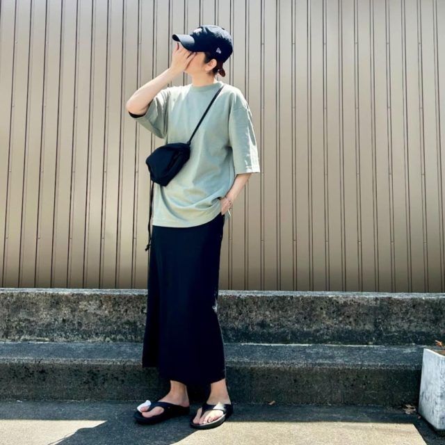 UNIQLO「エアリズムコットンオーバーTコーデの女性1」