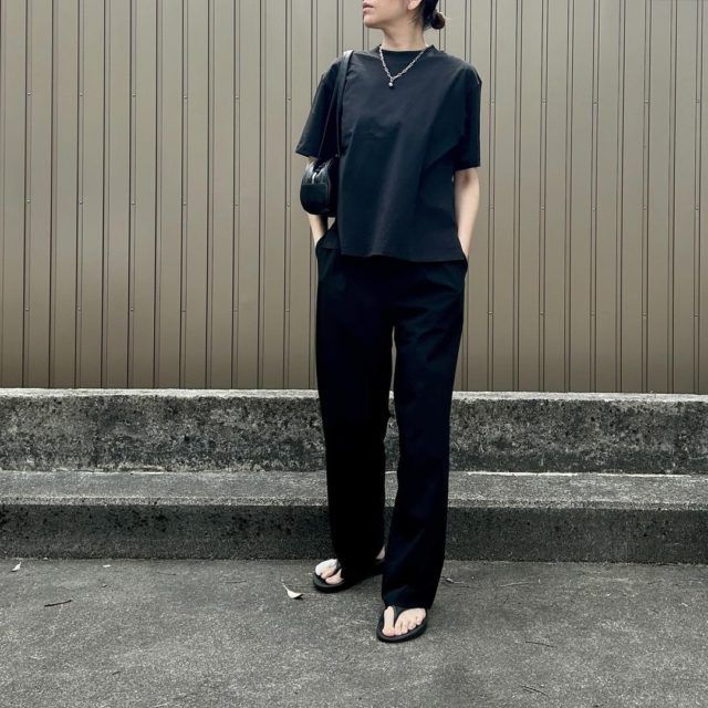 UNIQLO「エアリズムコットンTコーデの女性1」