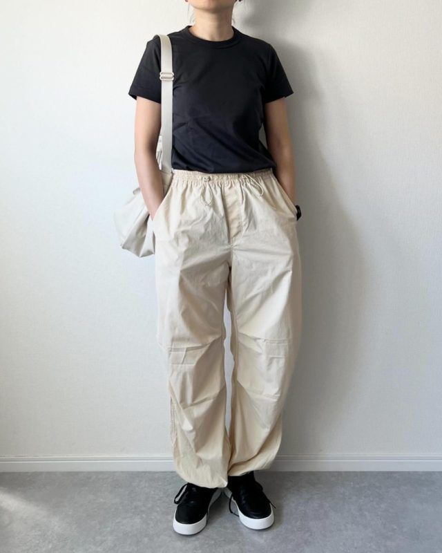 UNIQLO「クルーネックTコーデの女性1」