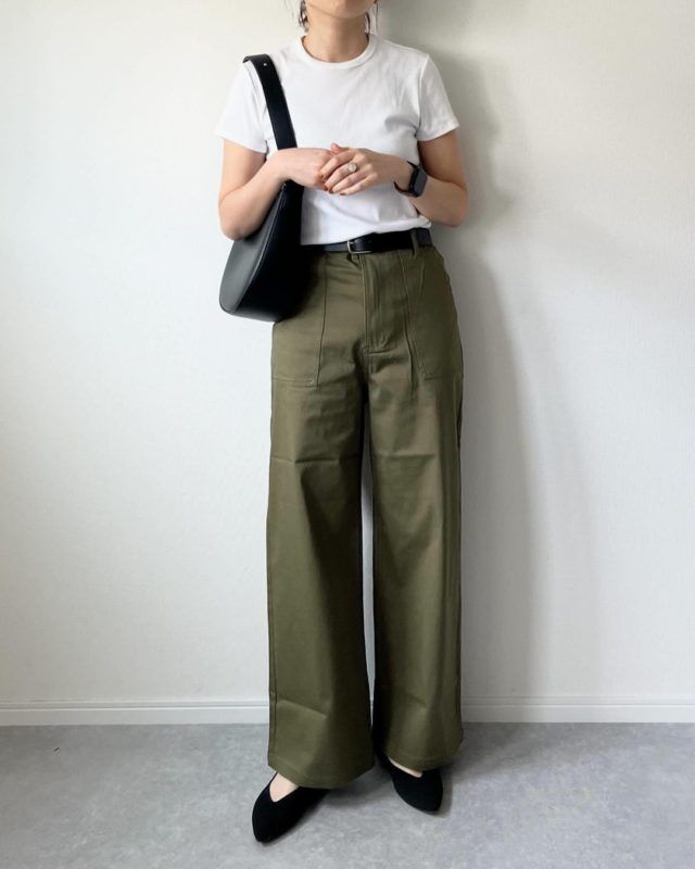 UNIQLO「リブTコーデの女性1」