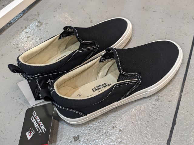 黒のスリッポンスニーカー