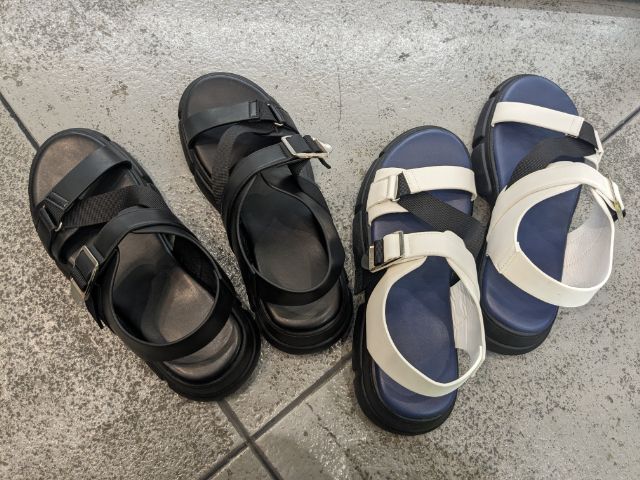 クアッドベルトサンダルの黒と白