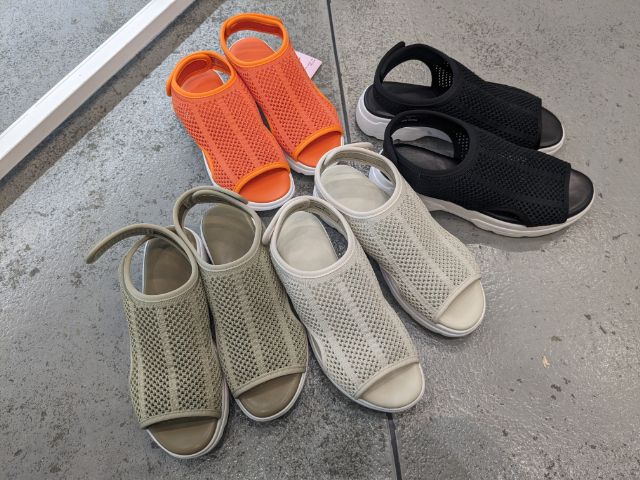4色のオープントゥニットサンダル