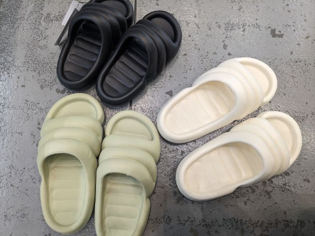 黒と白とミントグリーンのサンダル