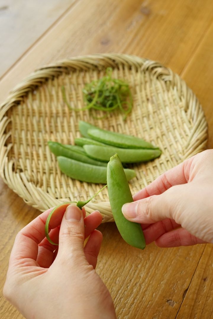 【フライパン1つでできる簡単レシピ】スナップエンドウのチーズガレット【料理家 あやかの旬野菜を使ったアペロおつまみ vol.10 〜レシピで旅するヨーロッパ〜】