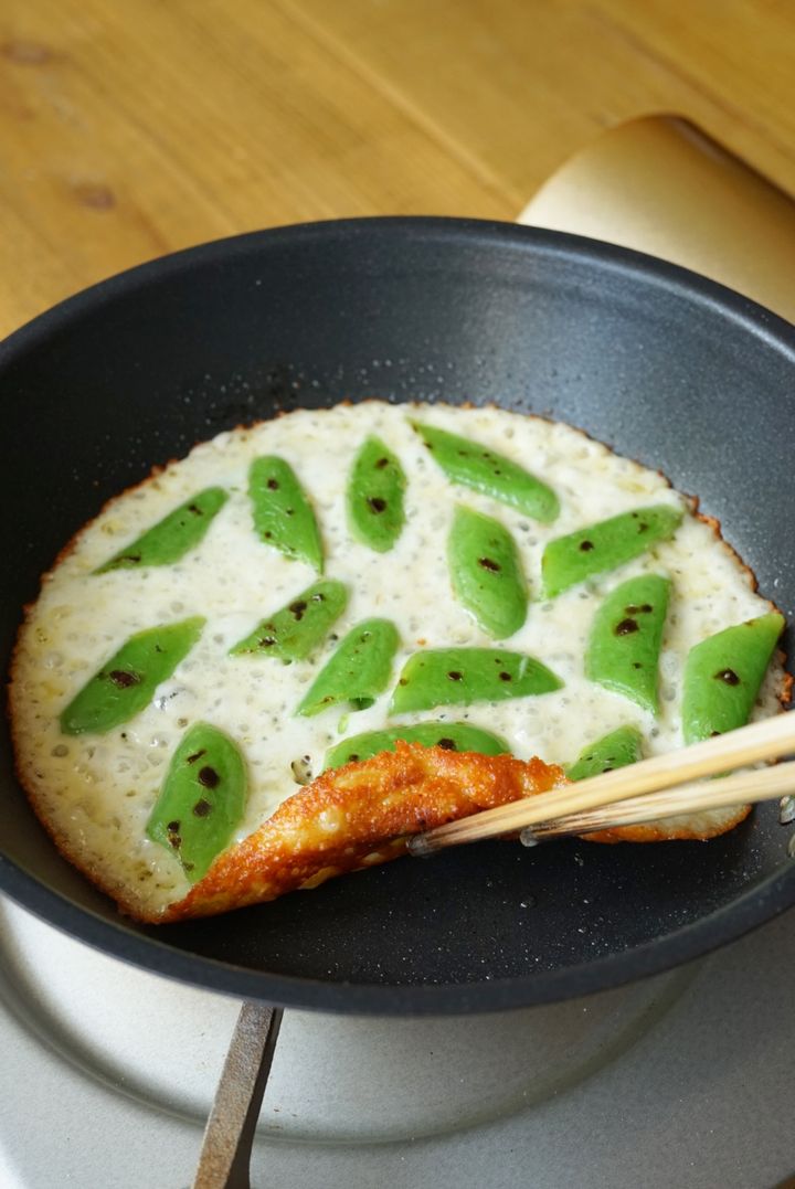 【フライパン1つでできる簡単レシピ】スナップエンドウのチーズガレット【料理家 あやかの旬野菜を使ったアペロおつまみ vol.10 〜レシピで旅するヨーロッパ〜】