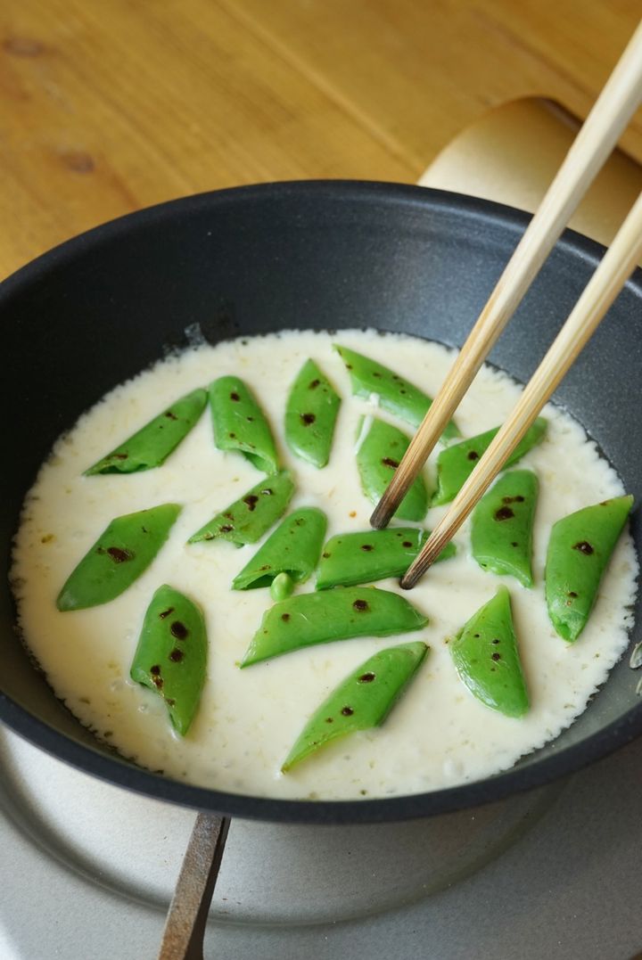 【フライパン1つでできる簡単レシピ】スナップエンドウのチーズガレット【料理家 あやかの旬野菜を使ったアペロおつまみ vol.10 〜レシピで旅するヨーロッパ〜】