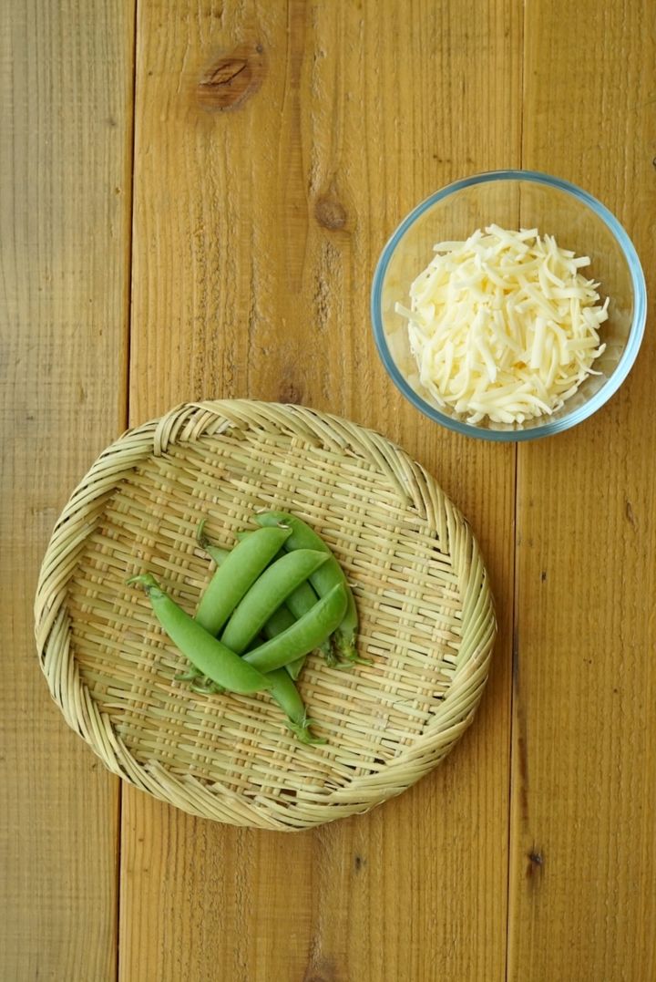 【フライパン1つでできる簡単レシピ】スナップエンドウのチーズガレット【料理家 あやかの旬野菜を使ったアペロおつまみ vol.10 〜レシピで旅するヨーロッパ〜】
