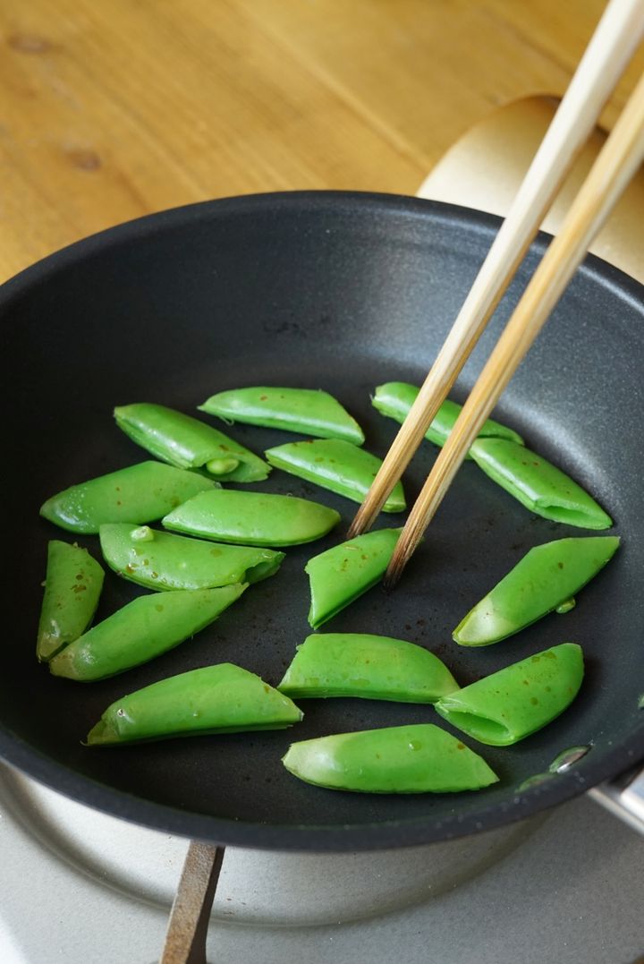 【フライパン1つでできる簡単レシピ】スナップエンドウのチーズガレット【料理家 あやかの旬野菜を使ったアペロおつまみ vol.10 〜レシピで旅するヨーロッパ〜】