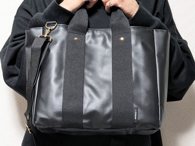トートバッグを持ったところ