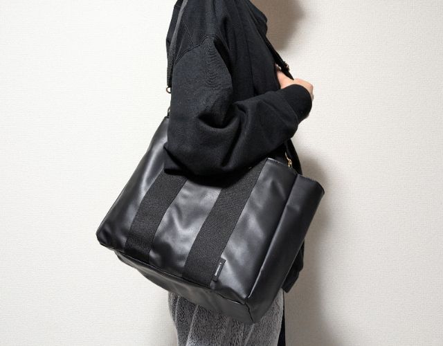 トートバッグを肩にかけたところ