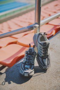 春はスニーカー×ワンピースが最高に可愛い！マネしたいおしゃれなコーデ【グレーのスニーカーが主役のコーデ】